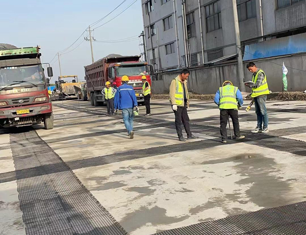 丰润老材料的新故事:玻璃纤维土工格栅如何在‘白改黑’浪潮中重获新生?